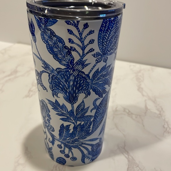 Tumbler cup, 20 oz, Blue and White Batik Floral Pattern - Picture 4 of 7